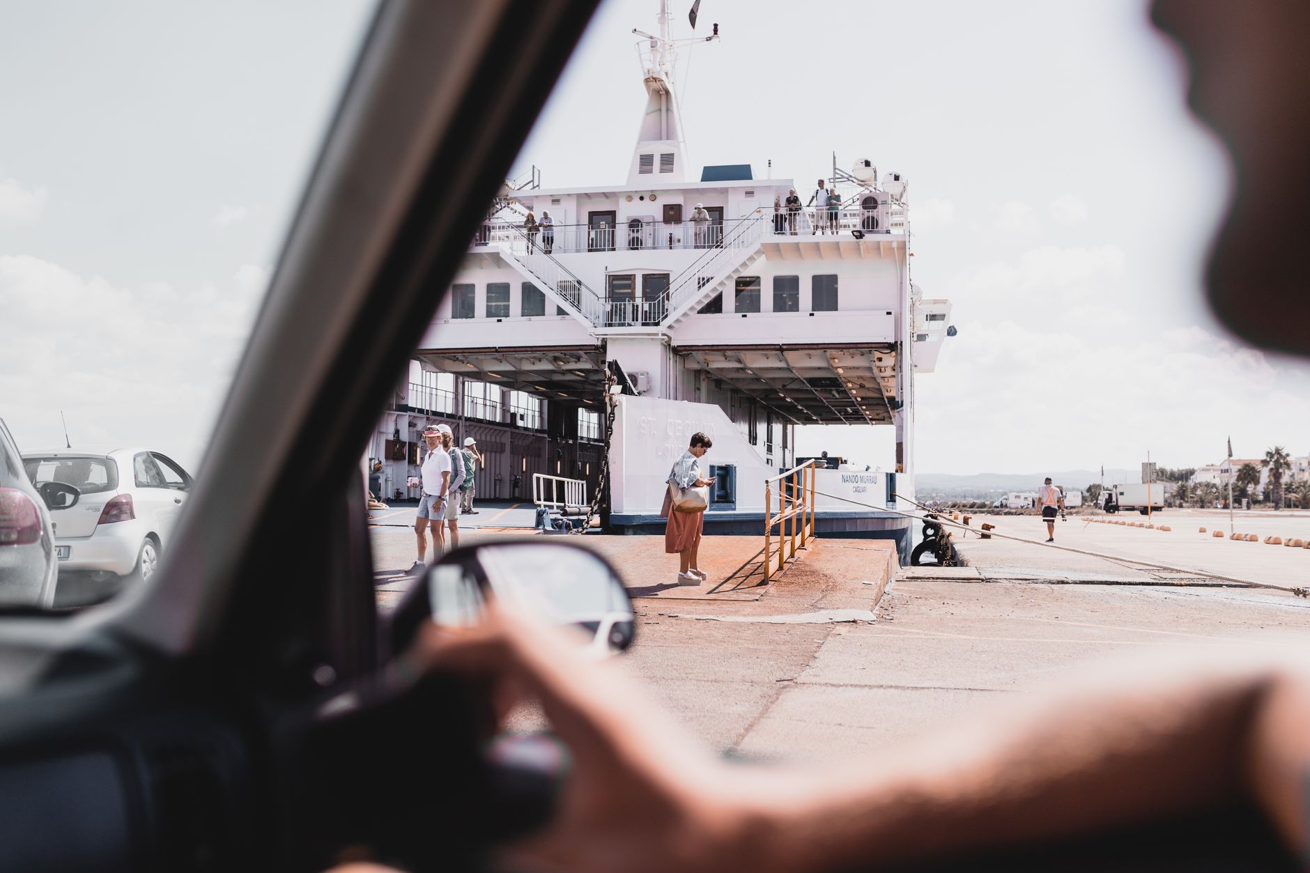Ferry ou avion pour la Sardaigne : le bon choix selon votre voyage
