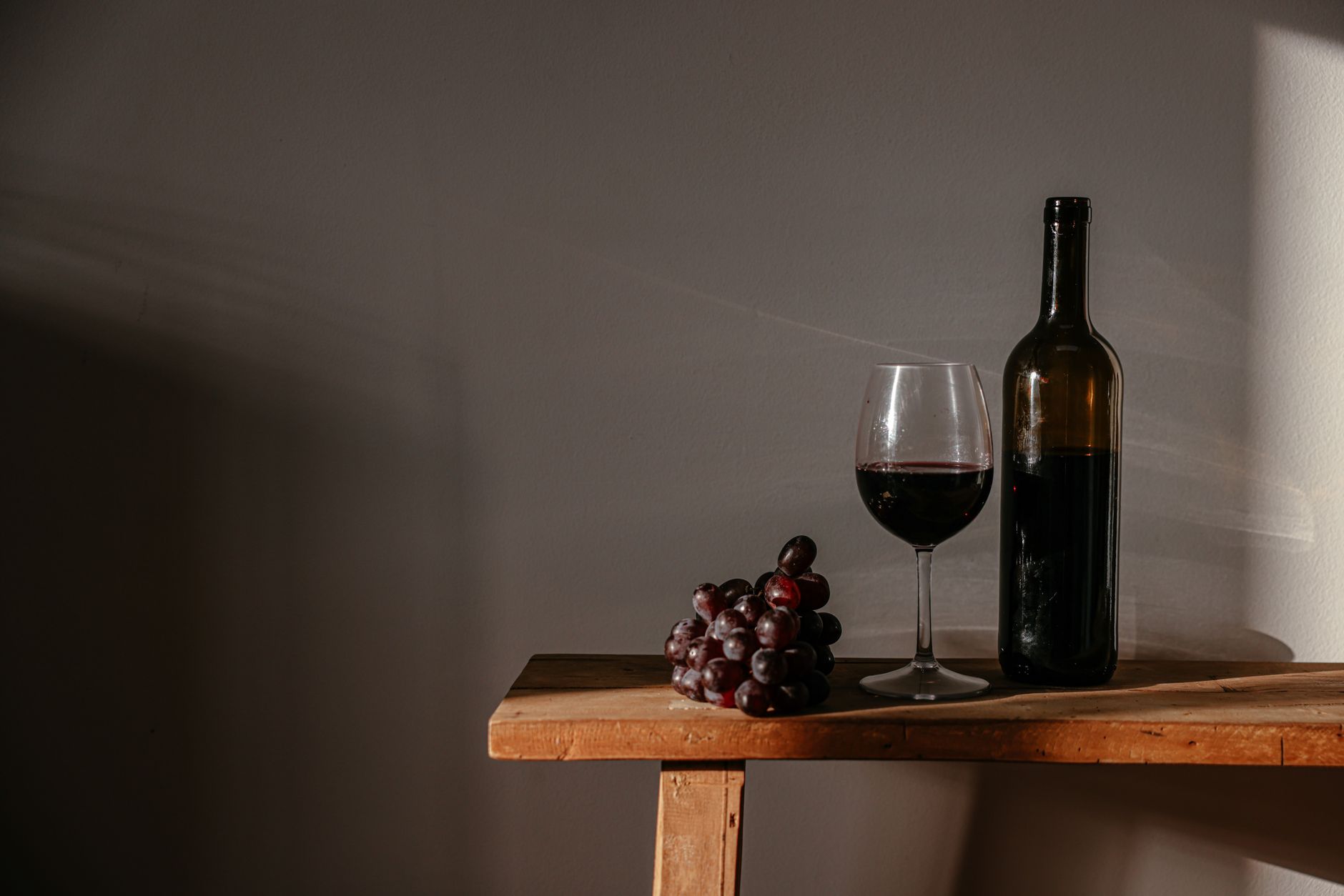 Vin rouge et raisin, à l'image d'un Cannonau di Sardegna DOC