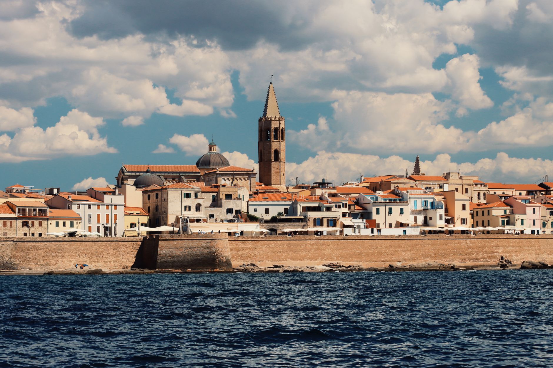 Front de mer historique d'Alghero, à une quarantaine de kilomètres de Porto Torres